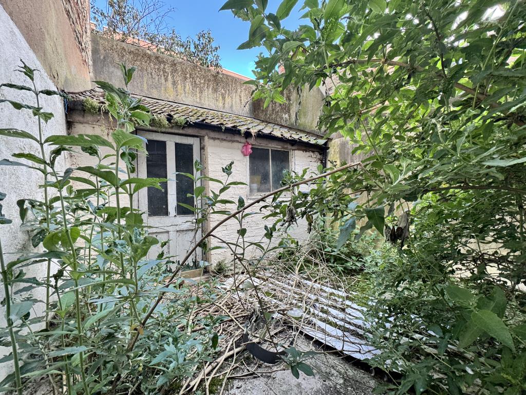 Lot: 76 - FREEHOLD MIXED USE INVESTMENT - Courtyard area